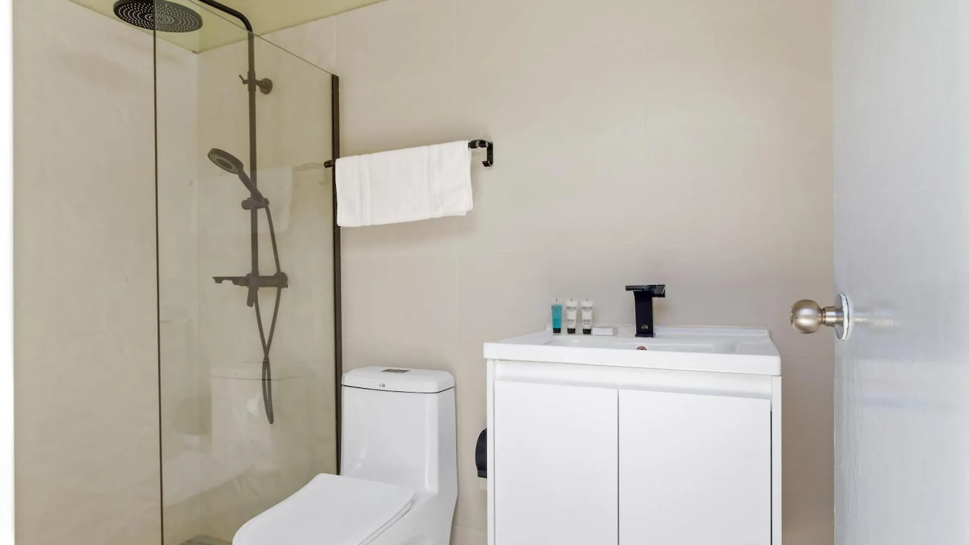 Latitude12 Beach Villa Палм Бич 0*,