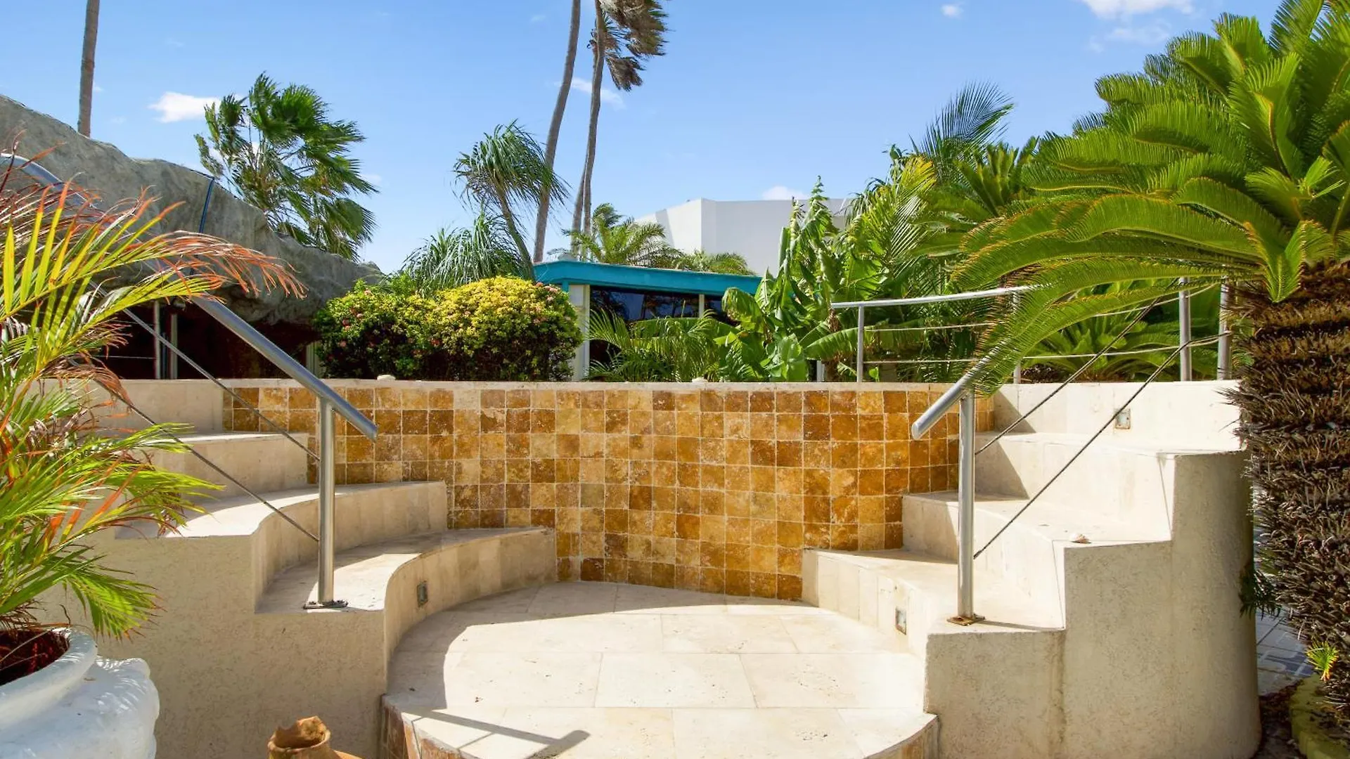 Latitude12 Beach Villa Палм Бич