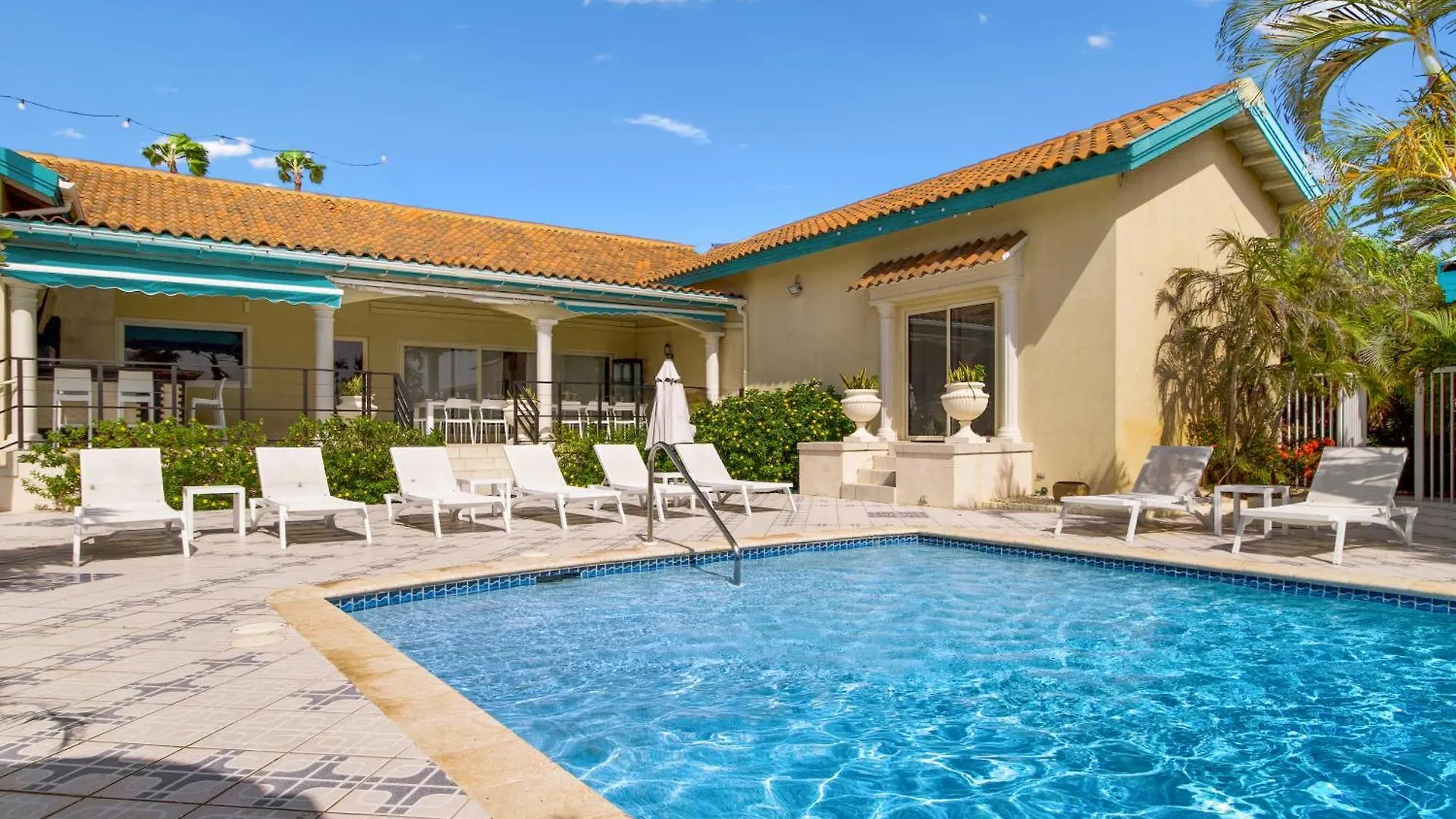 Latitude12 Beach Villa Палм Бич