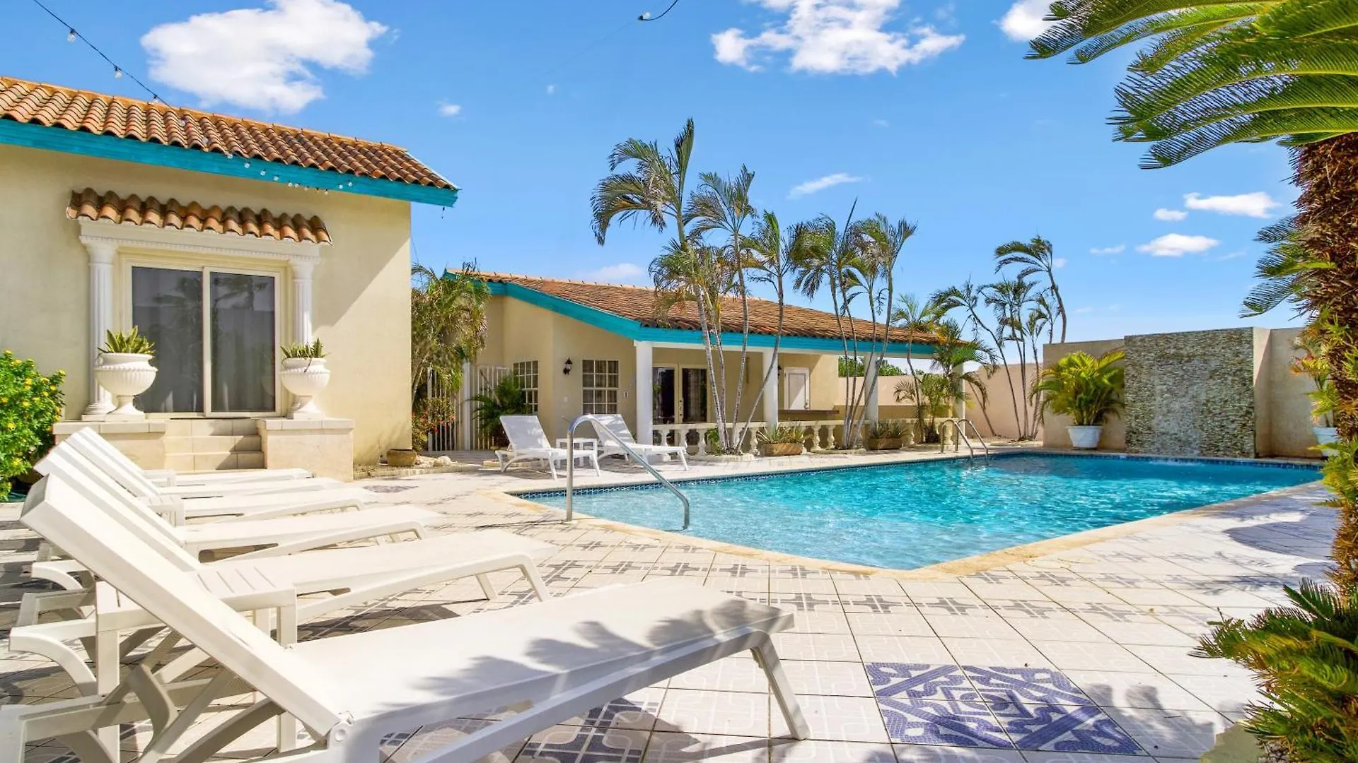 Latitude12 Beach Villa Палм Бич