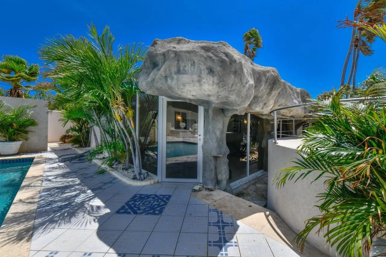 Latitude12 Beach Villa 팜비치