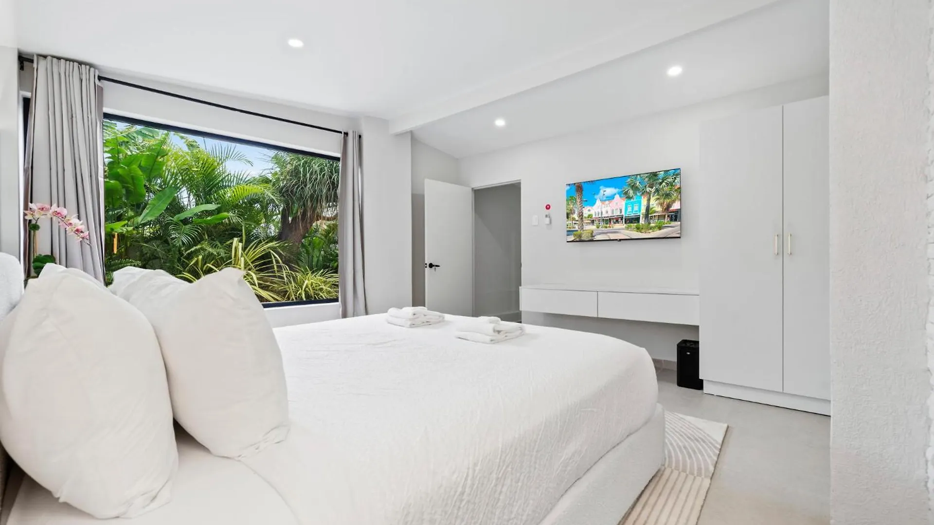 Latitude12 Beach Villa Palm Beach 0*,